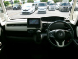 大きなフロントガラスで広々とした視界の運転席まわりです。