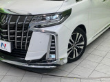 【シーケンシャルターンランプ付きLEDヘッドライト】人気の『流れるウィンカー』付きのLEDヘッドライトを装備♪高級感はもちろん、点灯時は存在感たっぷりで他車からも認識されやすく安心です。