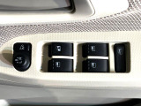 【電動格納ミラー】サイドミラーは電動格納式となっており、狭い駐車場でもキズがつくリスクを抑えられます。