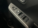 パワーウィンドウのスイッチですよ。 運転席に居ながら窓を開け閉めのコントロールできますよ。