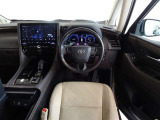 ウッド調と革巻きステアリングで快適な操作性の運転席です。