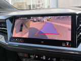 ●サラウンドビューカメラ『車両の4つのカメラから得た映像を合成し、上空から眺めているような映像をモニターに映し出します。車両周辺の歩行者や障害物などの発見に役立ちます。』