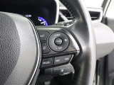 前車との適切な車間距離を保ちながら追従走行やスピードダウンをセンサーで行います。高速道路の長時間ドライブで疲労軽減に貢献します。