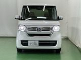 LEDヘッドライトを装備しています。LEDヘッドライトはとても明るく、雨の日や夜間走行も安全・安心です。オートライトコントロール付きで周囲の明るさに応じて自動で点灯・消灯します