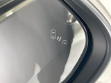 【ブラインドスポットモニター】走行中、ドアミラーの死角になりやすい箇所に後続車が接近するとサイドミラーのレンズに警告を表示!ドライバーに注意喚起をしてくれます。