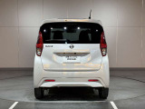 前・後方に車両や壁などの障害物がある場合、クルマが誤操作を察知して、衝突を未然に防ぎます。