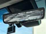 【デジタルインナーミラー】車両後方カメラの映像をルームミラーに映すことが出来ます。 そのため、後席に人や荷物があって後方が見えづらい場合でもしっかり視界を確保することが出来ます。