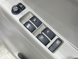 【電動格納ミラー】サイドミラーは電動格納式となっており、狭い駐車場でもキズがつくリスクを抑えられます。