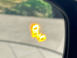 【ブラインドスポットインフォメーション】走行中、ドアミラーの死角になりやすい箇所に後続車が接近するとサイドミラー付近に警告を表示、ドライバーに注意喚起をしてくれます。