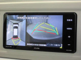 パノラミックビューモニター付きです。車両を上から見たような映像をナビゲーション画面に表示。運転席からの目視だけでは見にくい、車両周辺の状況をリアルタイムでしっかり確認できます。