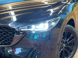 【LEDヘッドライト】悪天候や夜間走行時も良好な視界を確保し安心して運転できる高輝度LEDヘッドライトを装備!点灯速度が早く、消費電力も抑えられています。