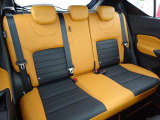 【後部座席】足元が広く、大人が乗ってもゆったり座れるシートです。リラックスした姿勢でお乗りいただけます!