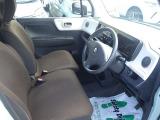 高いホールド性で運転姿勢が安定します。長距離ドライブでも疲れにくいのが魅力です。快適なドライビングライフをお送りください♪