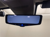 【デジタルルームミラー】車両後方カメラの映像をルームミラーに映すことが出来ます。 そのため、後席に人や荷物があって後方が見えづらい場合でもしっかり視界を確保することが出来ます。