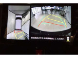 パノラミックビューモニター付きです。車両を上から見たような映像をディスプレイ画面上に表示。運転席からの目視だけでは見にくい、車両周辺の状況をリアルタイムでしっかり確認できます。