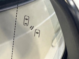 【ブラインドスポットモニター】走行中、ドアミラーの死角になりやすい箇所に後続車が接近するとサイドミラーのレンズに警告を表示!ドライバーに注意喚起をしてくれます。
