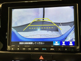 リバースギアに入れるだけで後方の表示へ切り替わります。夜間や雨の日の駐車も楽になりますよ。