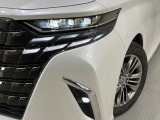【LEDヘッドライト】悪天候や夜間走行時も良好な視界を確保し安心して運転できる高輝度LEDヘッドライトを装備!点灯速度が早く、消費電力も抑えられています。