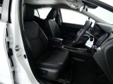 高いホールド性で運転姿勢が安定します。長距離ドライブでも疲れにくいのが魅力です。快適なドライビングライフをお送りください♪