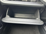 【グローブボックス】大容量のグローブボックスです!!車検証ケース他、日頃使う小物類の収納スペースもたくさんあります!