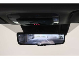 【デジタルインナーミラー】車両後方カメラの映像を映します。ヘッドレストや荷物などで視界を遮らずに後方を確認することができます。切替レバーを操作して通常のミラーモードに変更ができます。