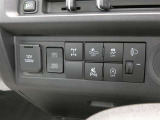 トラクションコントロール装備です。すべりやすい路面での発進時や加速時にタイヤの空転を抑え、駆動力確保に貢献する機能です。詳細は販売店スタッフまでおたずねください。