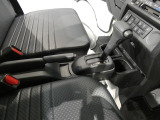【スムーズな変速】運転がラクなオートマチック仕様です。シフト周辺など手が触れる部分を丁寧に清掃しており、長時間の移動でも疲れにくく快適です。