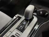 【シフトレバー】近年のハイブリッド車特有のスマートなシフトレバー。身近に触れるポイントですが、先進的で近未来のような印象を受けますね。