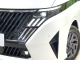 【LEDヘッドライト】悪天候や夜間走行時も良好な視界を確保し安心して運転できる高輝度LEDヘッドライトを装備!点灯速度が早く、消費電力も抑えられています。