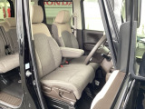 ベンチシートは、運転席と助手席の移動もスムーズ! 狭い駐車場での乗り降りや、お子様の乗り降りにも便利です。