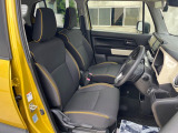 運転席まわりには十分なスペースがあり、大柄な方でもゆったり運転していただける環境です。