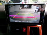 バックカメラの画像です。ガイドラインがスムースな車庫入れをサポートいたします。車庫入れの安心感がアップしますね。