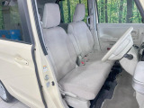 運転席まわりには十分なスペースがあり、大柄な方でもゆったり運転していただける環境です。