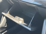 車検証なども収納できる大型のグローブボックスは、使い勝手もよく役立ちます!