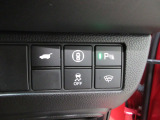 パワーテールゲートの開閉、横滑りを防ぐVSA等のスイッチ類は運転席の右側、手の届きやすい位置にあります。