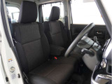 【清潔感のある運転席&助手席】隅々までクリーニングの行き届いた運転席&助手席。目立ったシミや汚れ等もございません。快適なドライブをどうぞ。