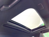 【サンルーフ】開放感たっぷりの希少装備、サンルーフが装着されています!車内に明かりを取り入れたり景色を楽しむ以外にも、車内の空気も簡単に換気できて快適です!