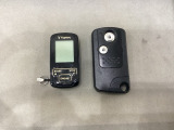 スマートキーを装備しています。鍵を差し込むことなくドアロックの開け閉めと、スタートボタン操作でのエンジンスタートができます。加えて、リモコンエンジンスターター用の操作キー(社外品)もついています。