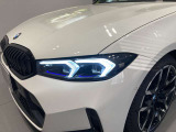 BMWの伝統の丸目4灯ヘッドライトでございます。LEDライトで視認性もよく明るく安全性の向上につながります。