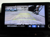 バックカメラの画像です。ガイドラインがスムースな車庫入れをサポートいたします。車庫入れの安心感がアップしますね。