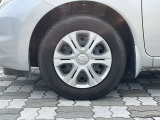 スチールホイール。純正ホイールカバー付き。タイヤサイズは185/70R14です。