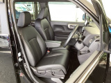 フロント広々、ベンチシートの運転席は、ハイトアジャスターが付いているので、快適にドライブができます。ハンドルはテレスコピック機能で、ハンドル位置を上・下・手前・奥に調節できます。
