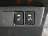 運転席と助手席には寒い時にうれしいシートヒーターが装備されてます。