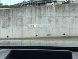 HUD: ヘッドアップディスプレイはドライバーが前方に集中できるよう、ナビや車速情報をフロントガラスに投影するシステムです。