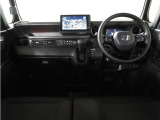◆視界広々で非常に運転しやすくロングドライブでも疲れを感じさせないすっきりとまとまったインパネ周りです。