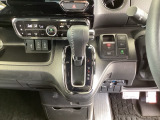 足元スッキリ、インパネシフトです。パーキングブレーキは電子制御パーキングブレーキタイプなので、運転席と助手席の間がスッキリしています。