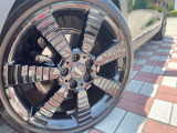 ●純正18インチアルミホイール:輸入車ならではの卓越した走りを支えるホイールと足回りです!日本車の走りに慣れている方にもぜひ体感して頂きたいほど、高いレベルでまとまっています!