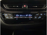 お車のキーはスマートキーです。キーを身につけた状態で車に近づき、ドアロックの解錠や施錠操作が出来ます。雨の日など両手がふさがっている時など、とっても便利ですね。
