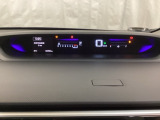 デジタル表示のスピードメーターとタコメーターを大きく配した見やすいメーター部になっています。左側のインフォメーション画面でオドメーターや燃費などの情報を確認できます。
