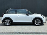 【ショールーム】ショールーム内にも車両を展示し、MINI好きなお客様にとって居心地のよい空間づくりを行っております。見学だけでも結構ですので、インターパークでのお買い物がてらぜひご覧にいらしてください。